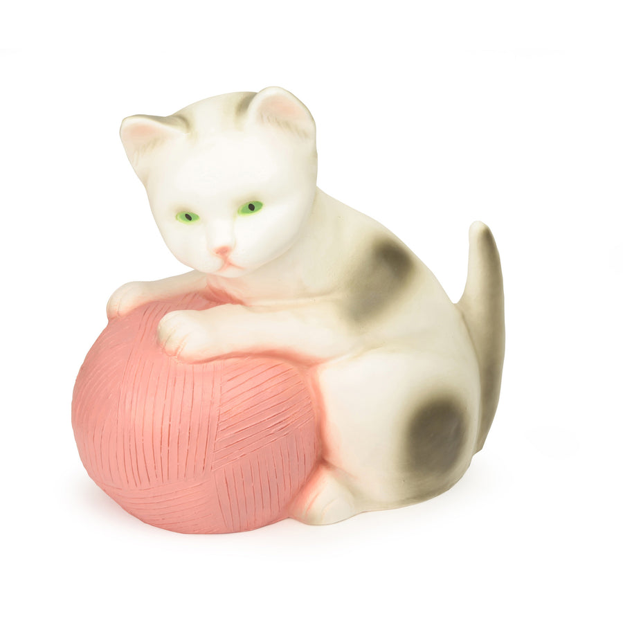 egmont-cat-with-pink-wool-lamp-01