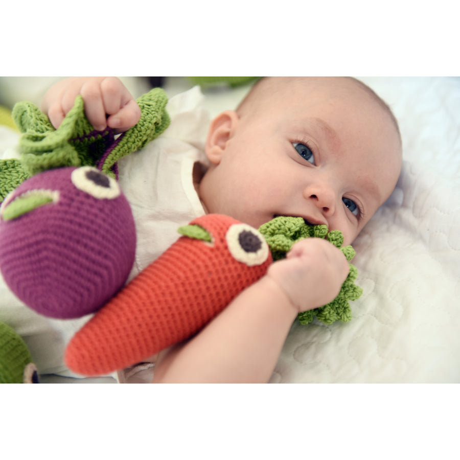 myum-charlotte-carrot-mini-rattle- (13)