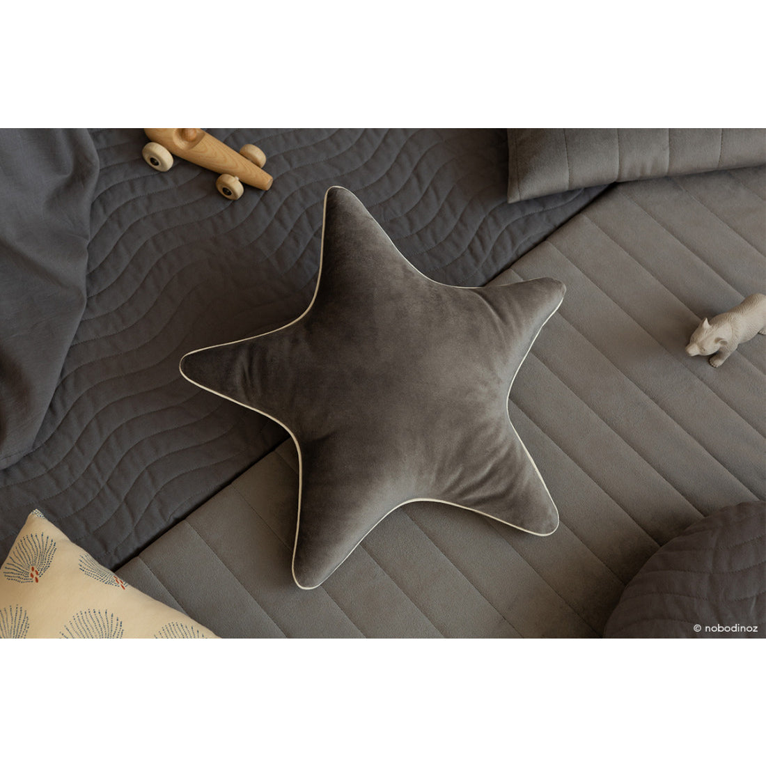 nobodinoz-aristote-star-velvet-cushion-slate-grey-nobo-4920591- (3)