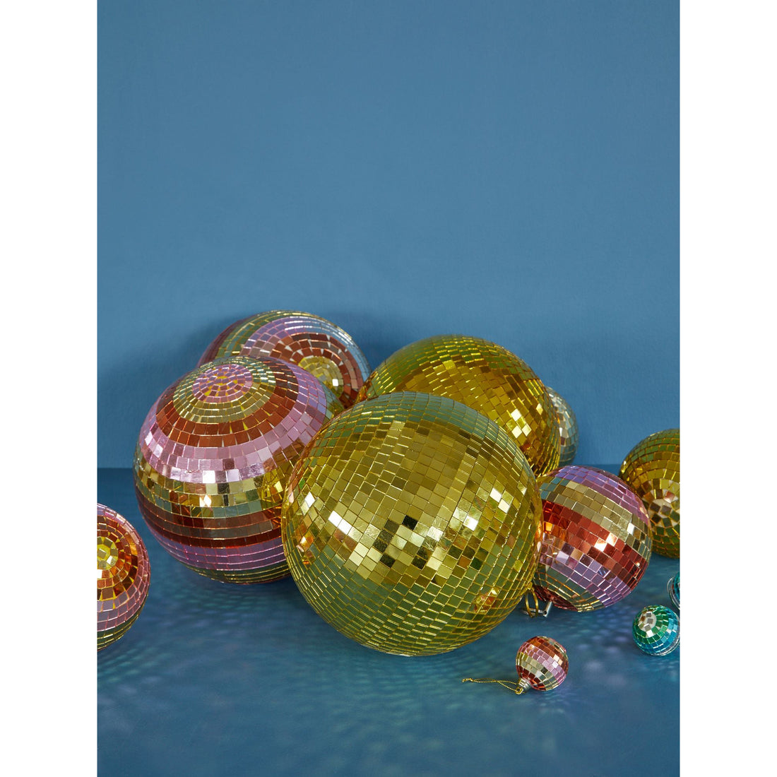 rice-dk-disco-ball-with-stripes-and-gold-15cm-medium-rice-disco-maw21go- (5)