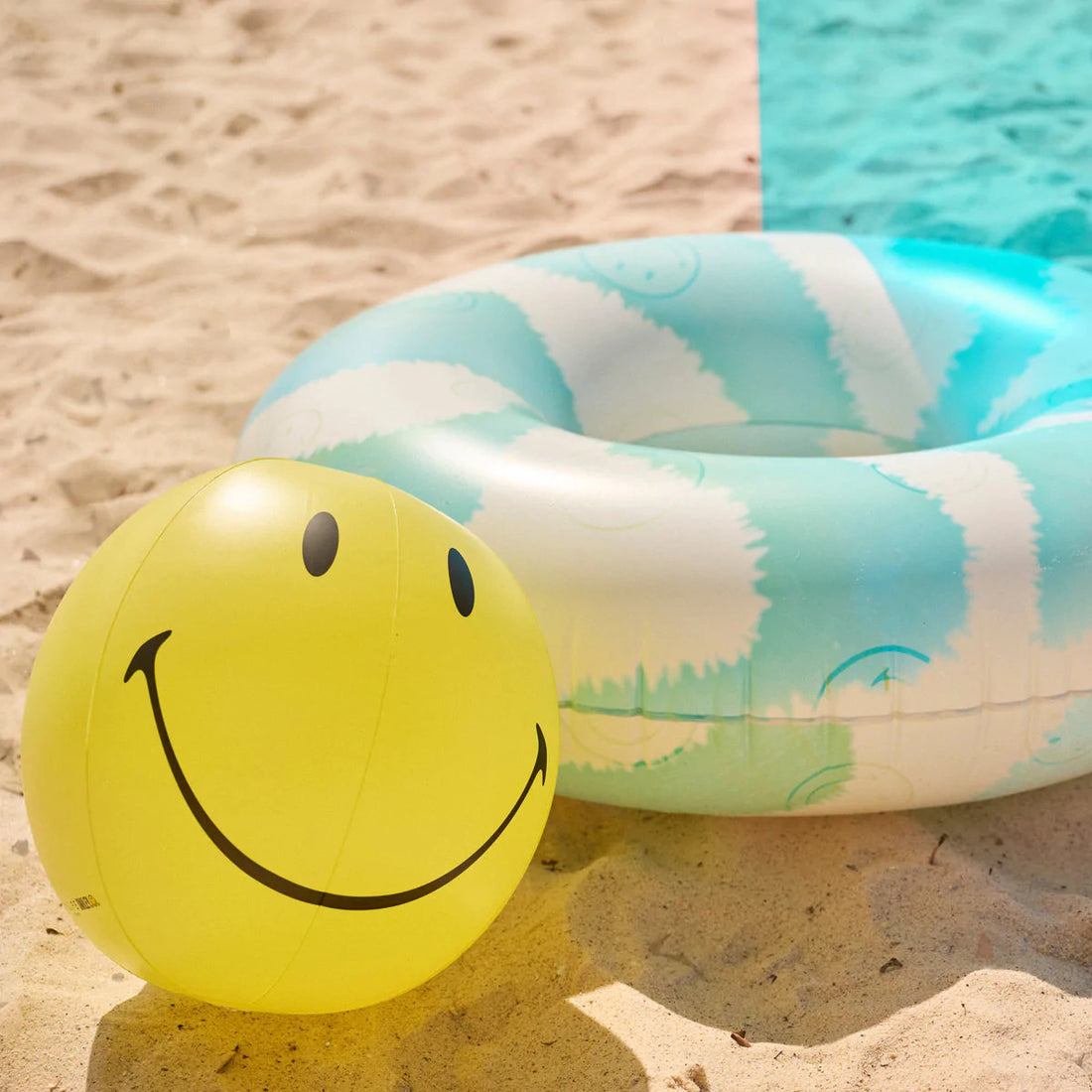 sunnylife-pool-ring-&-ball-smiley-sunl-s2lpobsm- (8)